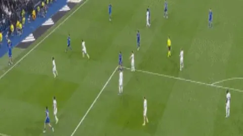 “英超积分榜：曼城击败劲旅与阿森纳仅差两分，维拉连胜领跑前三甲”